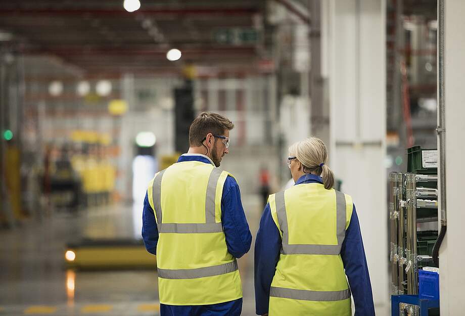 Égalité des salaires Une travailleuse et un travailleur