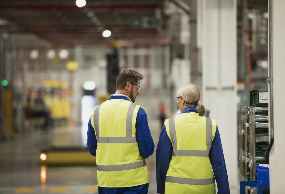Égalité des salaires Une travailleuse et un travailleur