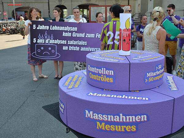 Photo du « gâteau » pour le triste anniversaire des analyses sur l'égalité salariale