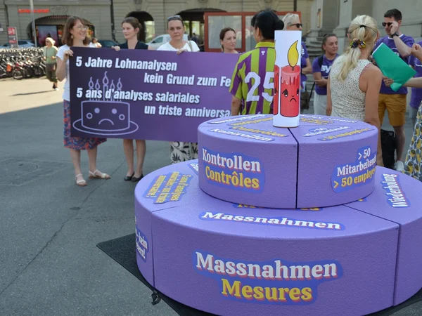 Photo du « gâteau » pour le triste anniversaire des analyses sur l'égalité salariale