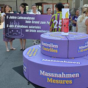 Photo du « gâteau » pour le triste anniversaire des analyses sur l'égalité salariale