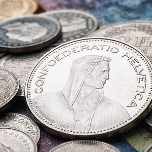 Image de différentes pièces en francs suisses