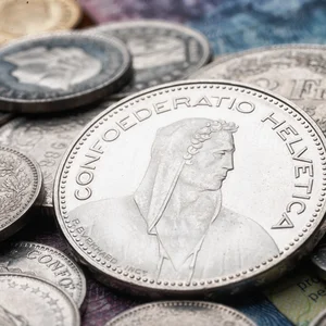 Image de différentes pièces en francs suisses
