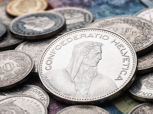 Image de différentes pièces en francs suisses