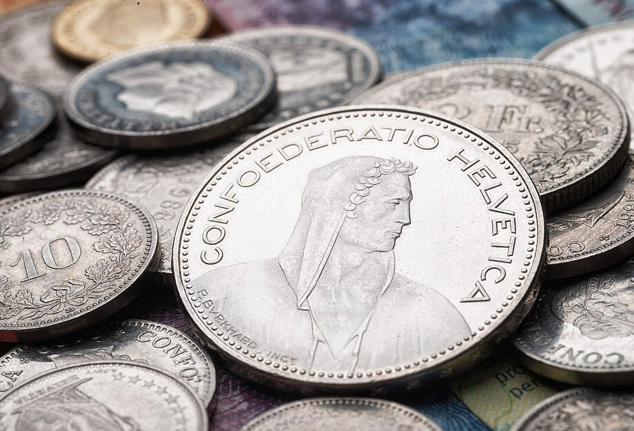 Image de différentes pièces en francs suisses