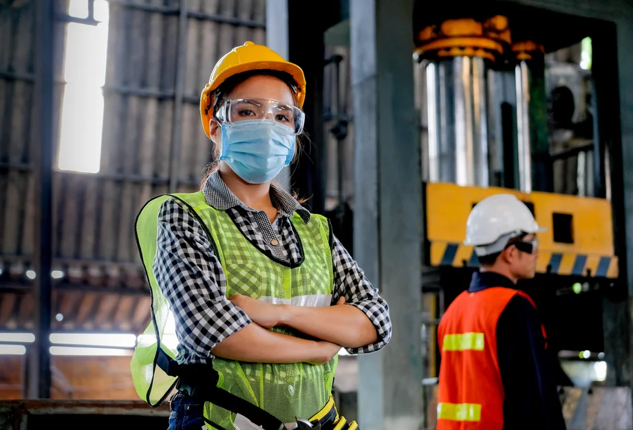 Femme dans l'industrie, portant un masque Femme dans l'industrie, portant un masque