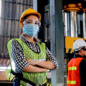 Femme dans l'industrie, portant un masque