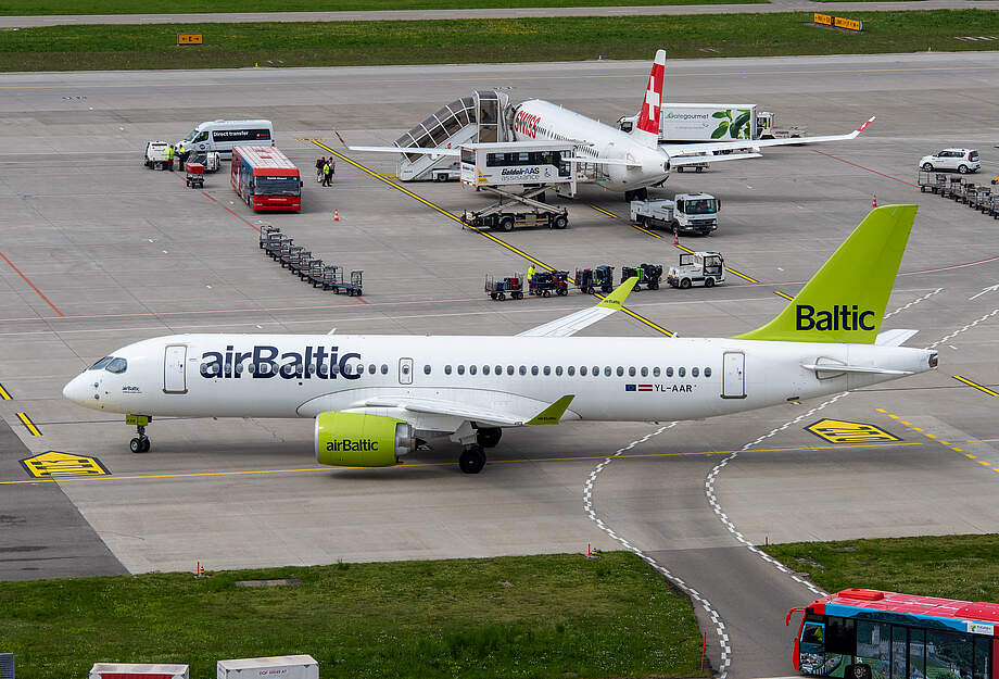 Un avion d'Air Baltic à l'aeroporte de Zurich