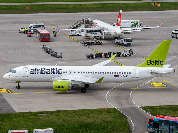 Un avion d'Air Baltic à l'aeroporte de Zurich