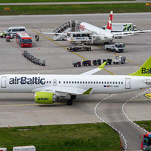 Un avion d'Air Baltic à l'aeroporte de Zurich