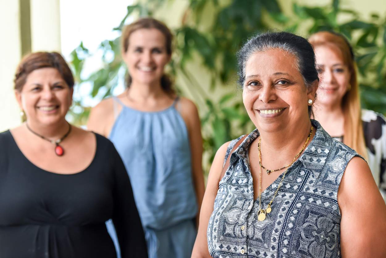 Demmes migrantes qui rient