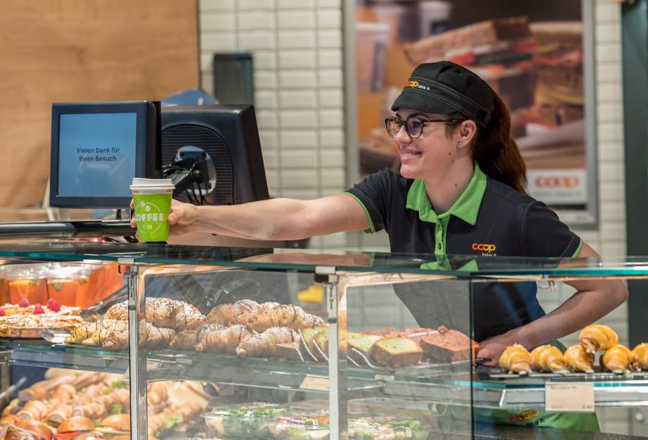 Verkäuferin in einem Take-away