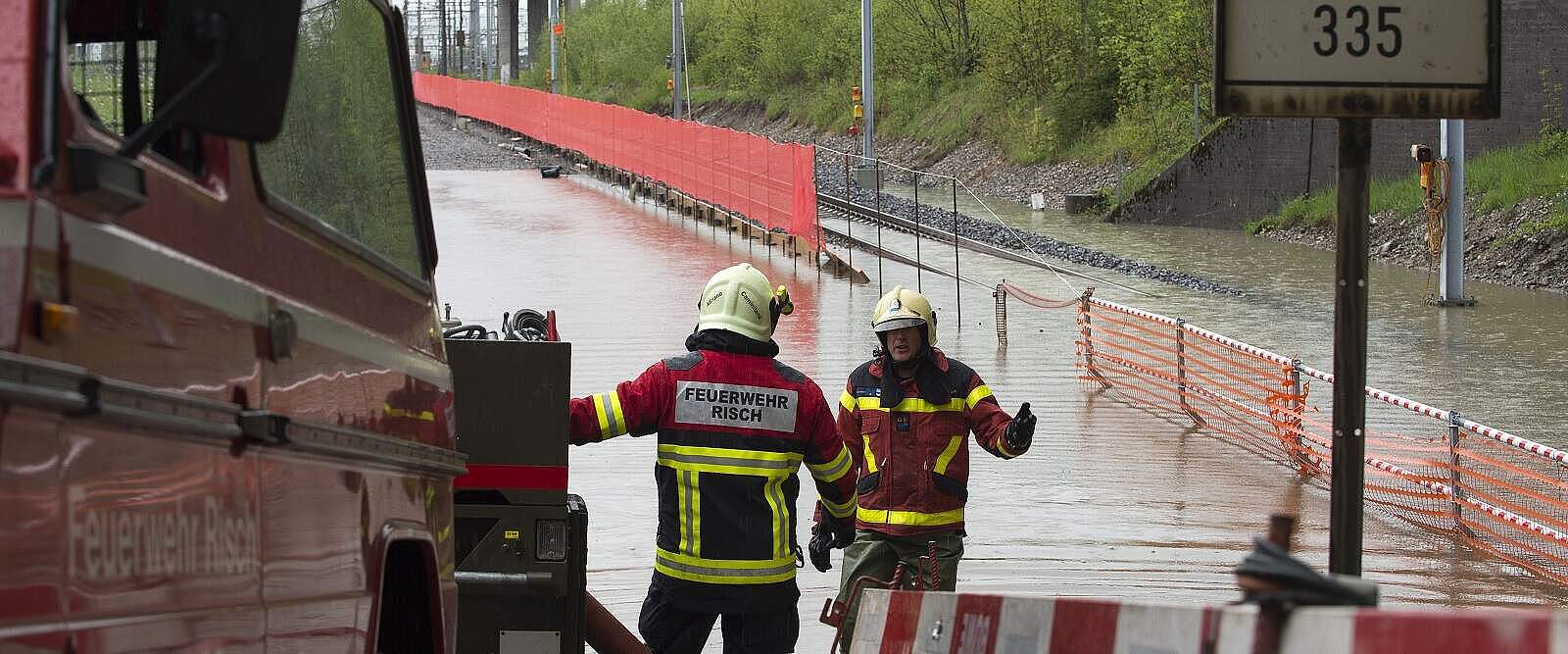 Intervention des pompiers après une crue des eaux
