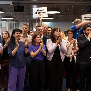 Des personnes en train de célébrer lors de la fête des votations