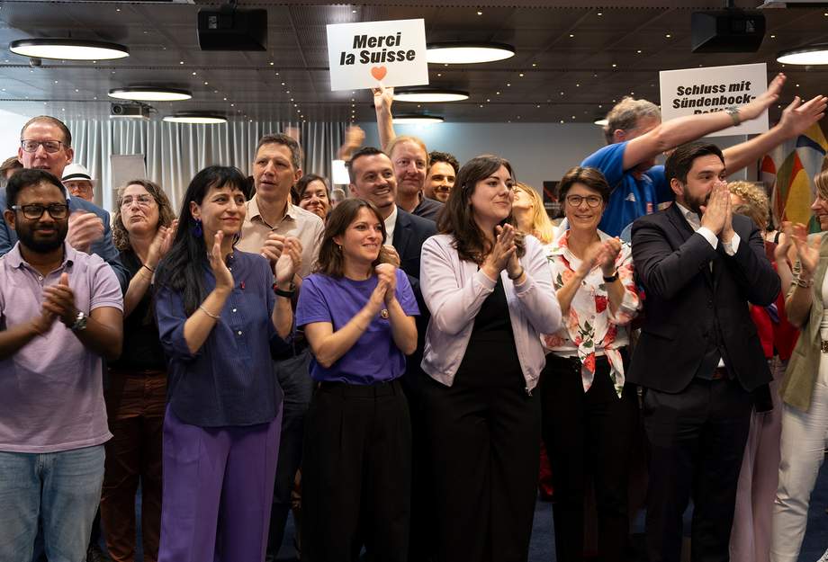 Des personnes en train de célébrer lors de la fête des votations