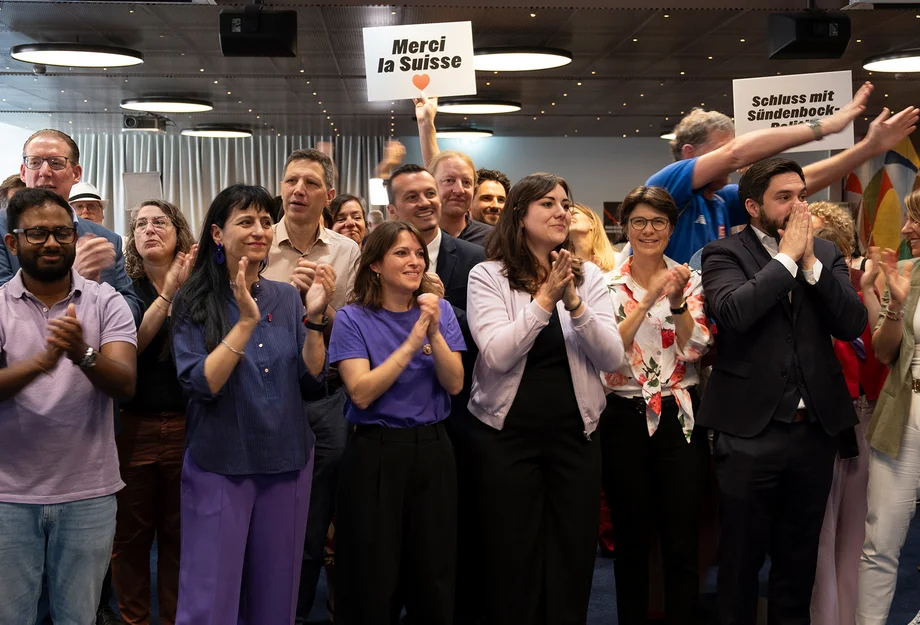 Des personnes en train de célébrer lors de la fête des votations