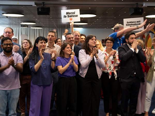 Des personnes en train de célébrer lors de la fête des votations