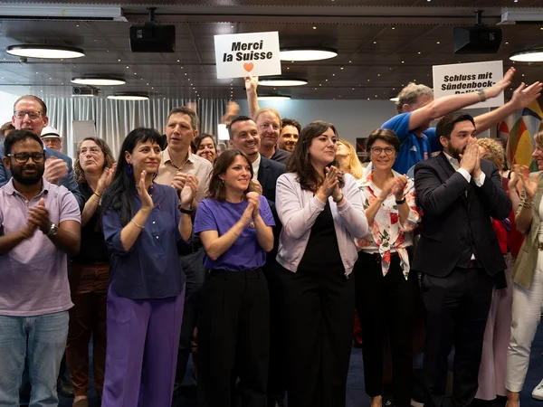 Des personnes en train de célébrer lors de la fête des votations