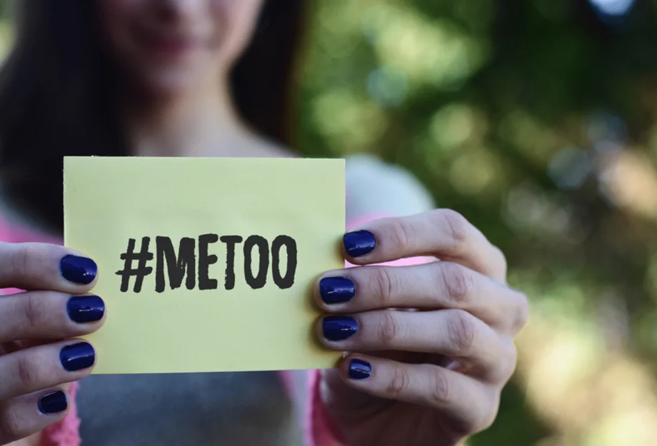 #metoo Une femme présent un morceau de papier avec #metoo