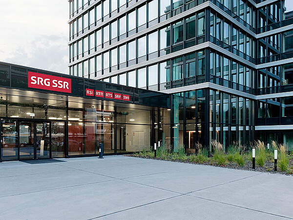 [Translate to fr:] Eingang der SRG-Generaldirektion in Bern