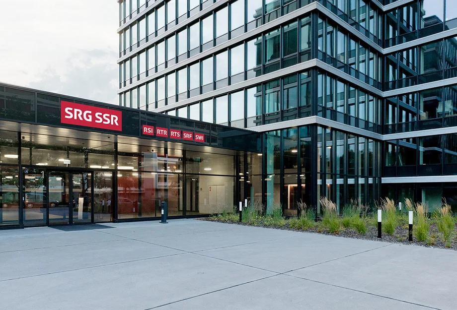 [Translate to fr:] Eingang der SRG-Generaldirektion in Bern