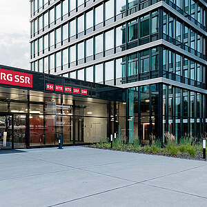 [Translate to fr:] Eingang der SRG-Generaldirektion in Bern