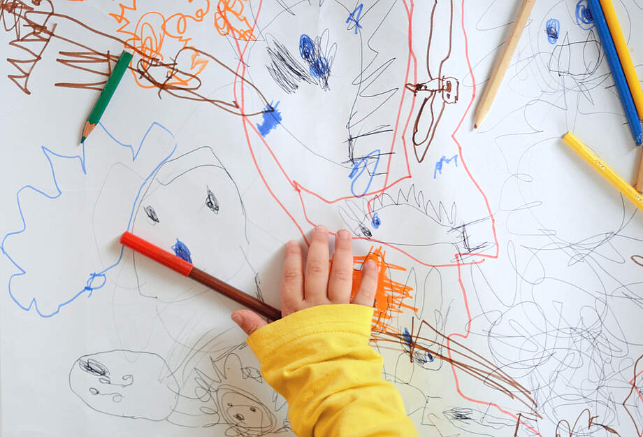 Un enfant qui peint
