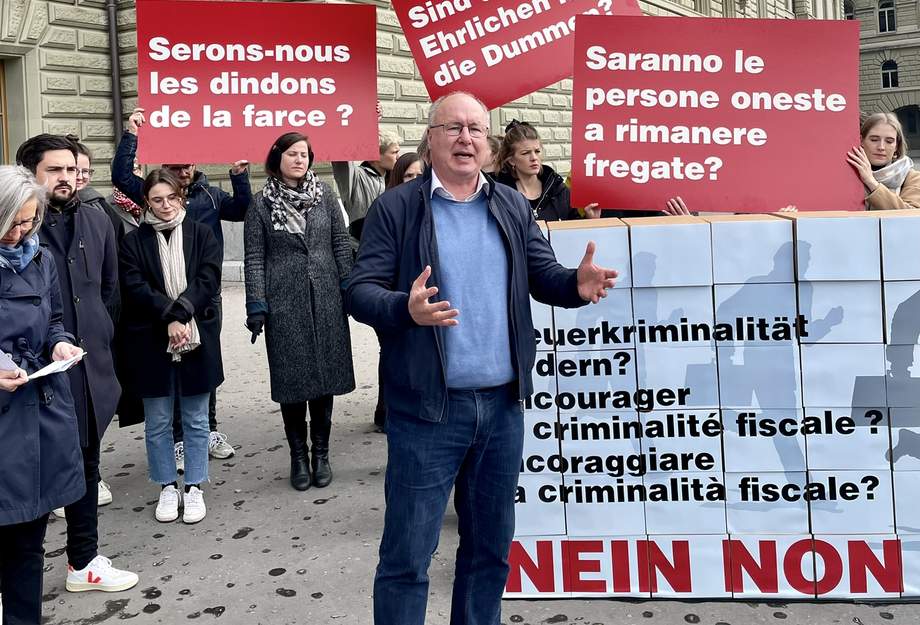 Pierre-Yves Maillard lors de la remise du référendum contre la suppression de l'impôt anticipé