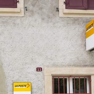 Un bureau de poste avec un arrêt de car postal