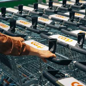vente coop chariots de courses bras d'une cliente