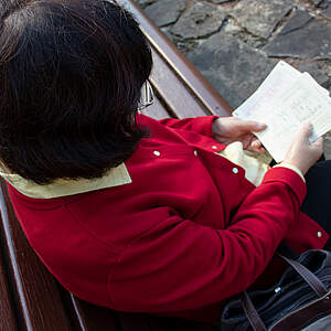 une femme agée calcule