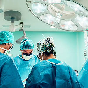 Bloc opératoire avec médecins