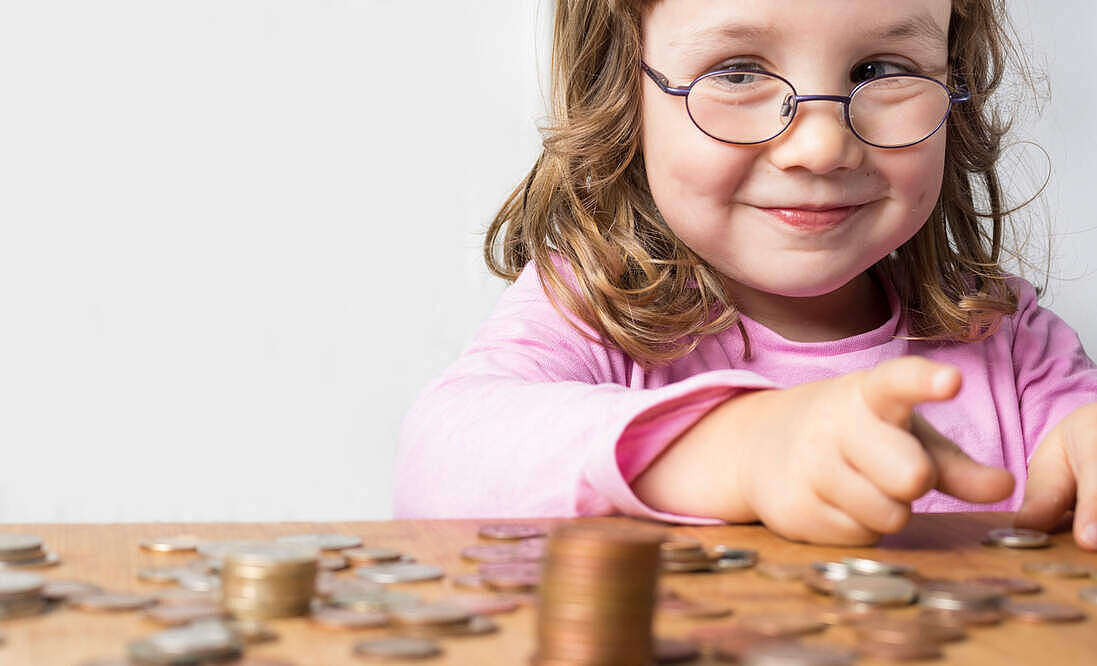 Un enfant joue avec de l'argent