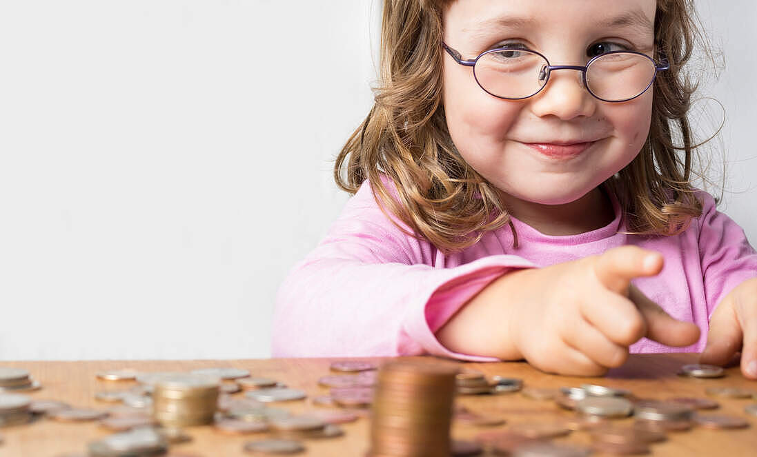 Une petite fille joue avec de l'argent.