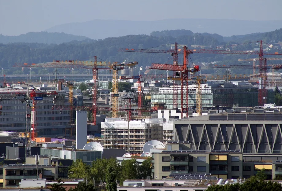 Photo panoramique de Zurich avec des grues