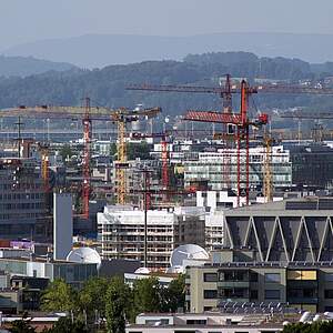 Photo panoramique de Zurich avec des grues