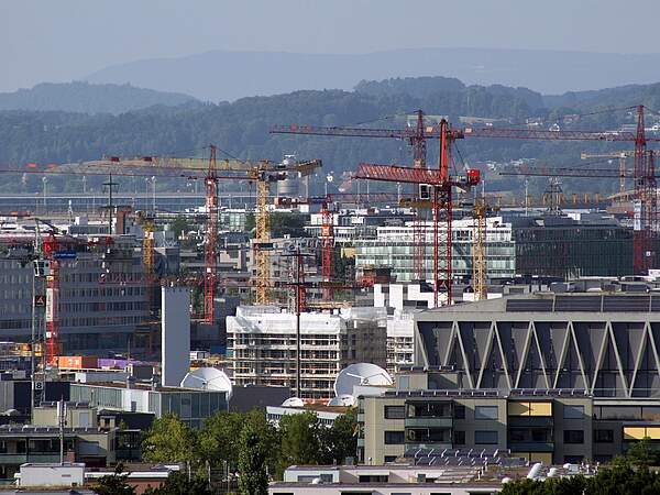 Photo panoramique de Zurich avec des grues