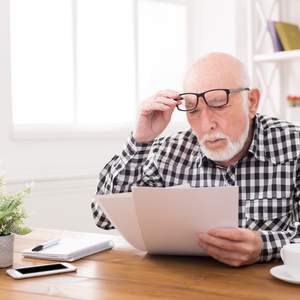 homme âgé avec ses factures