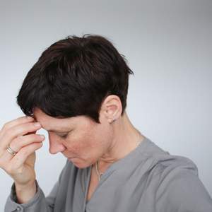 Femme stressée avec mal de tête