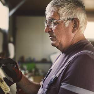 travailleur âgé dans l'atelier