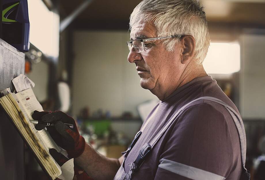 Travailleur âgé dans l'atelier