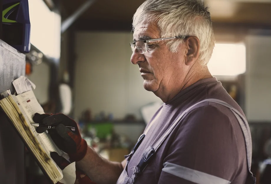 travailleur âgé dans l'atelier