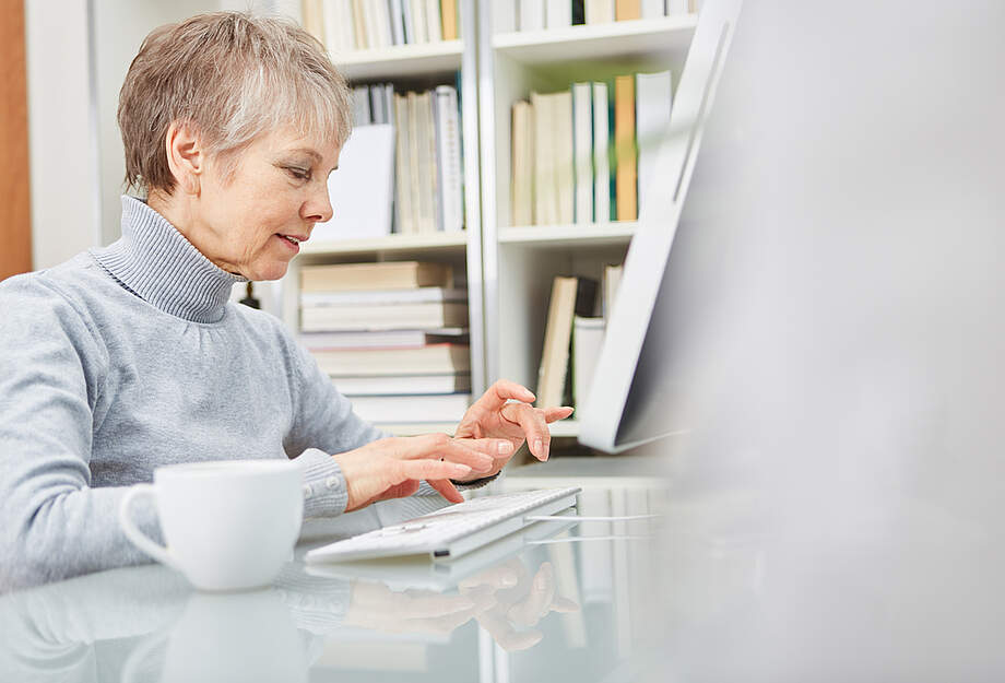 vieille femme devant un ordinateur