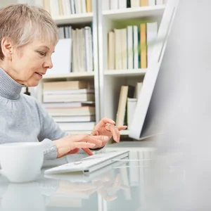 Seniorin am PC femme âgée devant son ordinateur