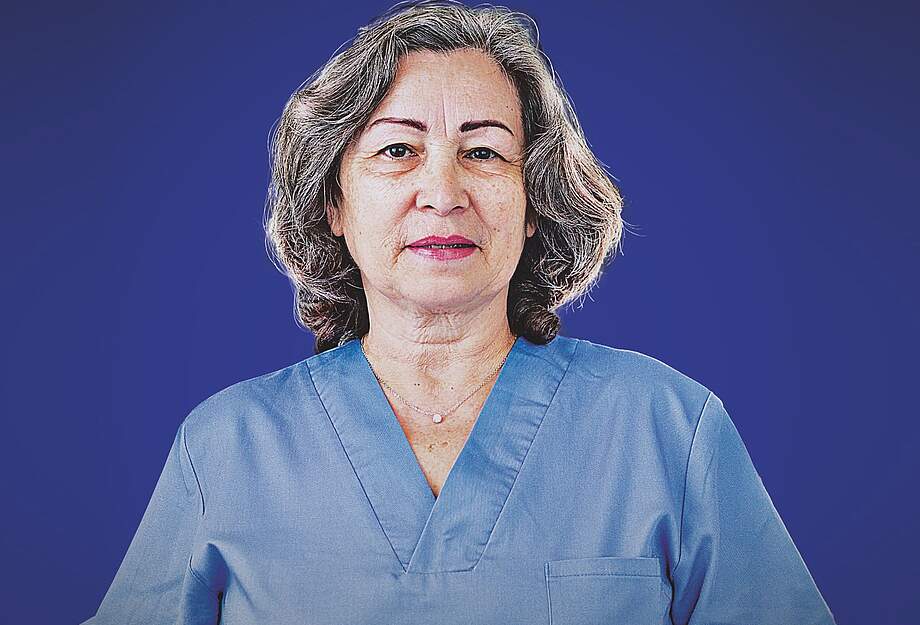 Une infirmière qui s'oppose à la retraite à 67 ans.