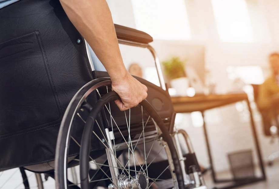 Personne en fauteuil roulant au lieu de travail