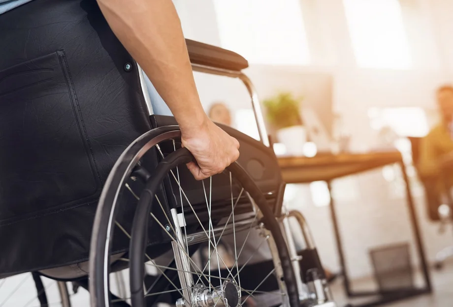Personne en fauteuil roulant au lieu de travail