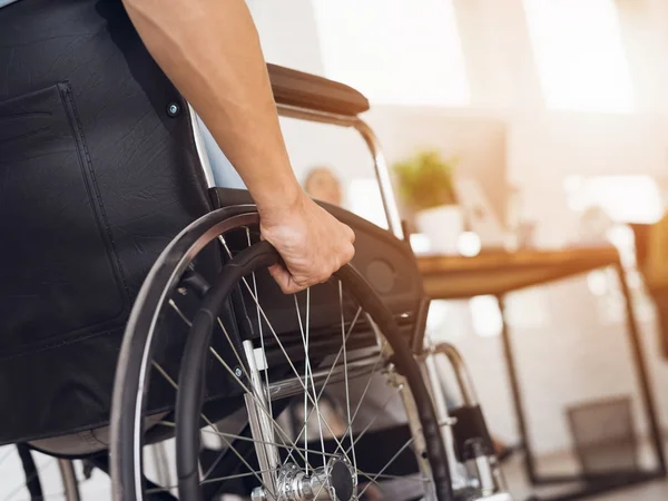Personne en fauteuil roulant au lieu de travail