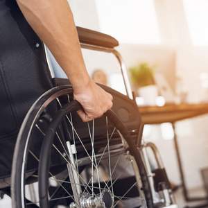 Personne en fauteuil roulant au lieu de travail