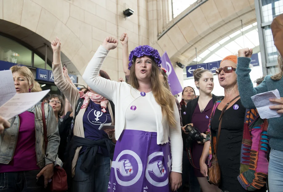 Grève des femmes à Lausanne Chor chanter dans la gâre de Lausanne
